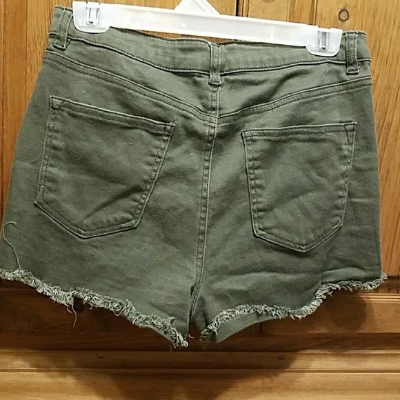 Green buttoned up shorts - Picture 3 of 4